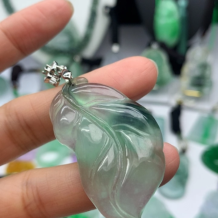 翡翠未镶嵌吊坠(赠链)