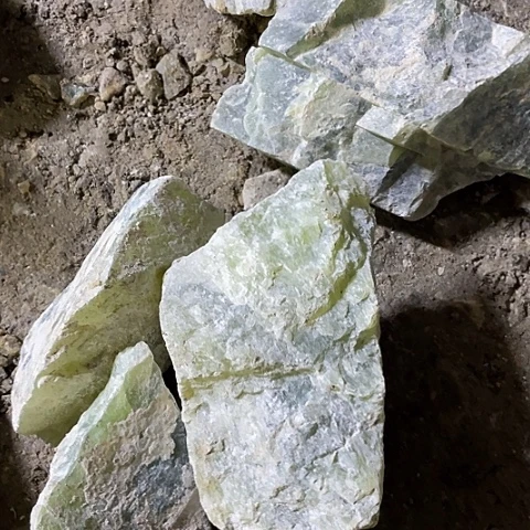 蛇纹石玉颈饰未镶嵌