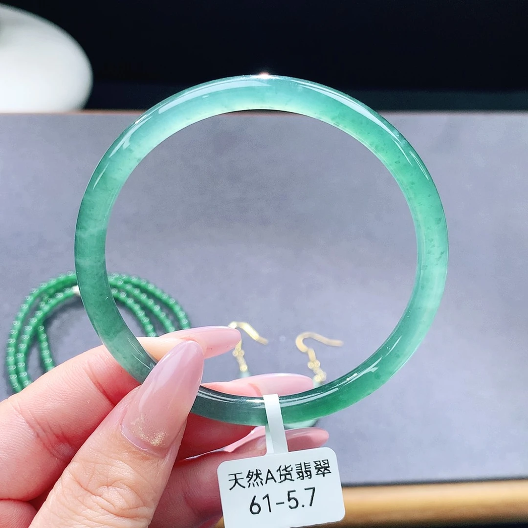 未镶嵌手镯（圆镯）翡翠