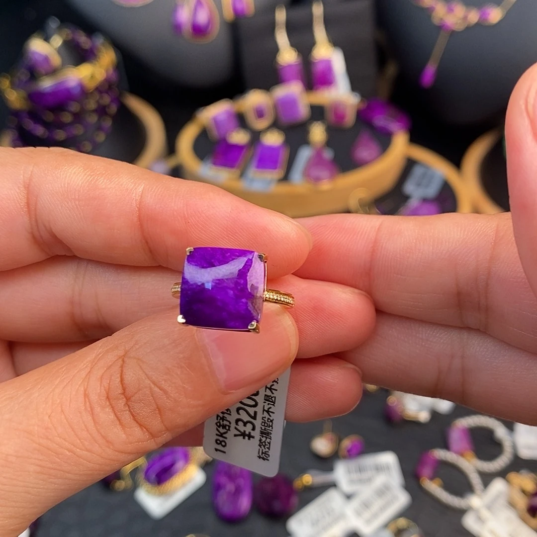 18K金镶嵌苏纪石（舒俱来）戒指