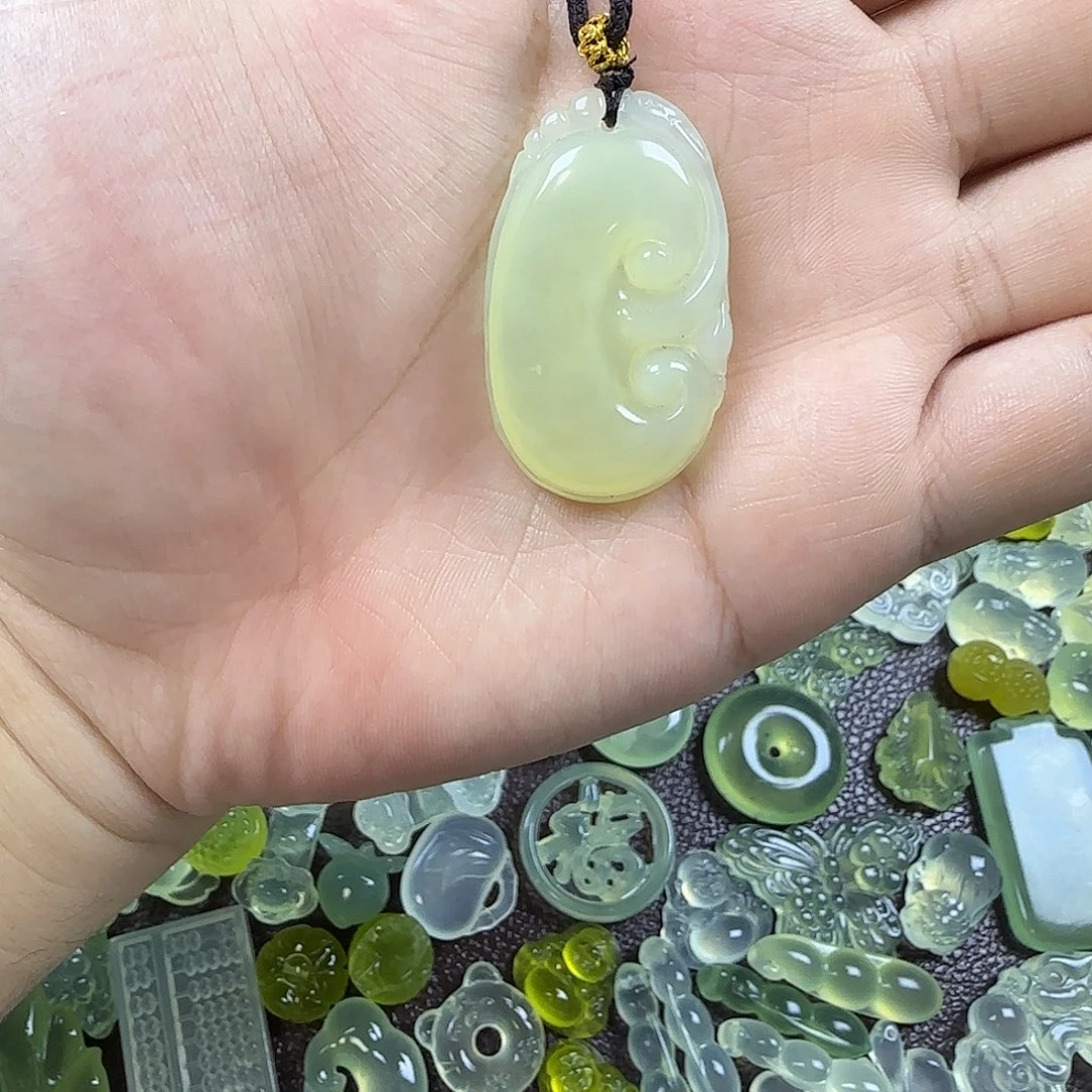 蛇纹石玉未镶嵌颈饰