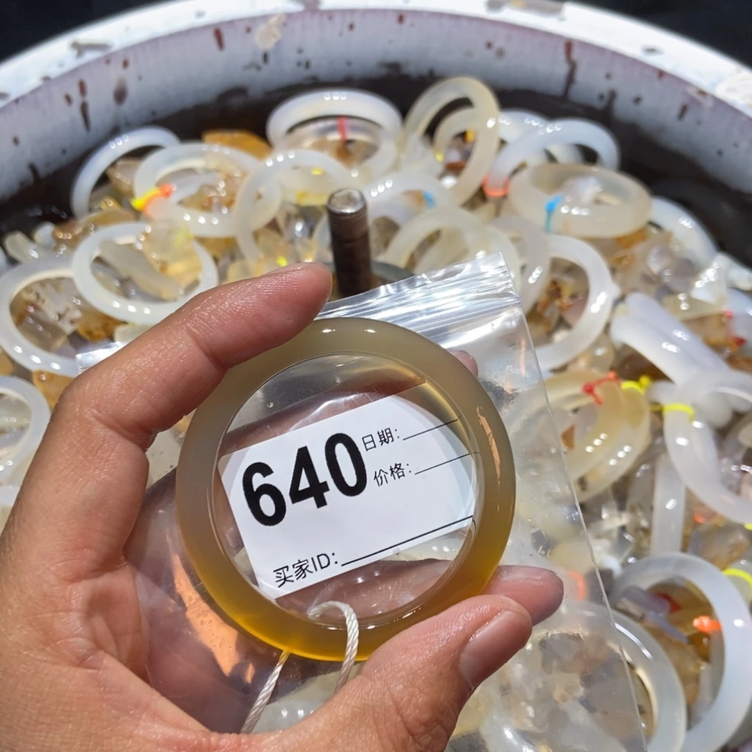 肖***赎玛瑙/玉髓未镶嵌手镯