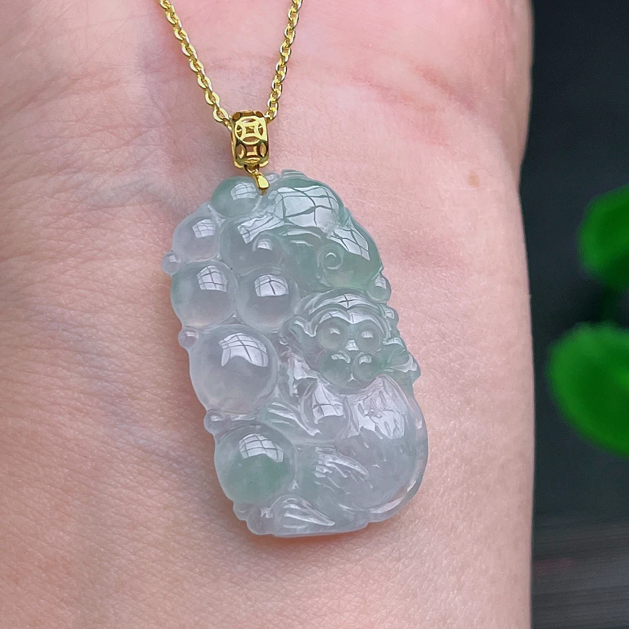 18K金缅甸天然A货翡翠水种飘花飘猴子吊坠nv2长32.1mm19.6mm3.5mm