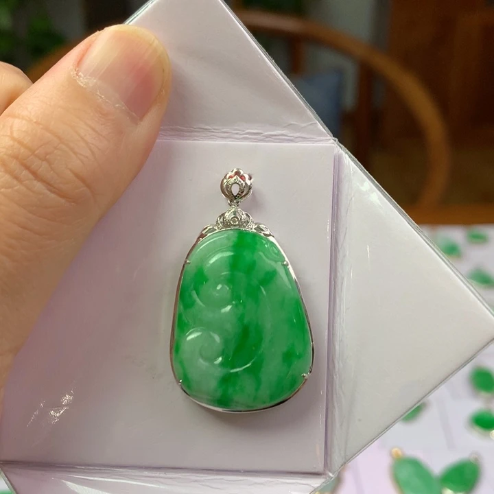 翡翠18K金镶嵌颈饰翡翠吊坠