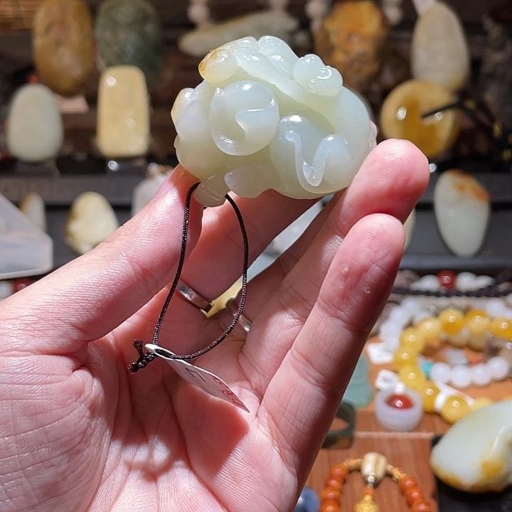 颈饰未镶嵌和田玉吊坠