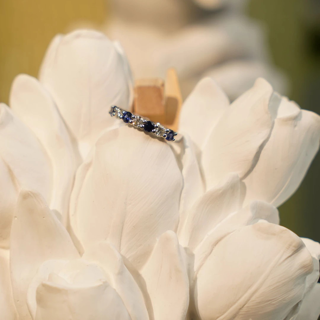 优雅低调i人必备排镶皇家蓝戒指