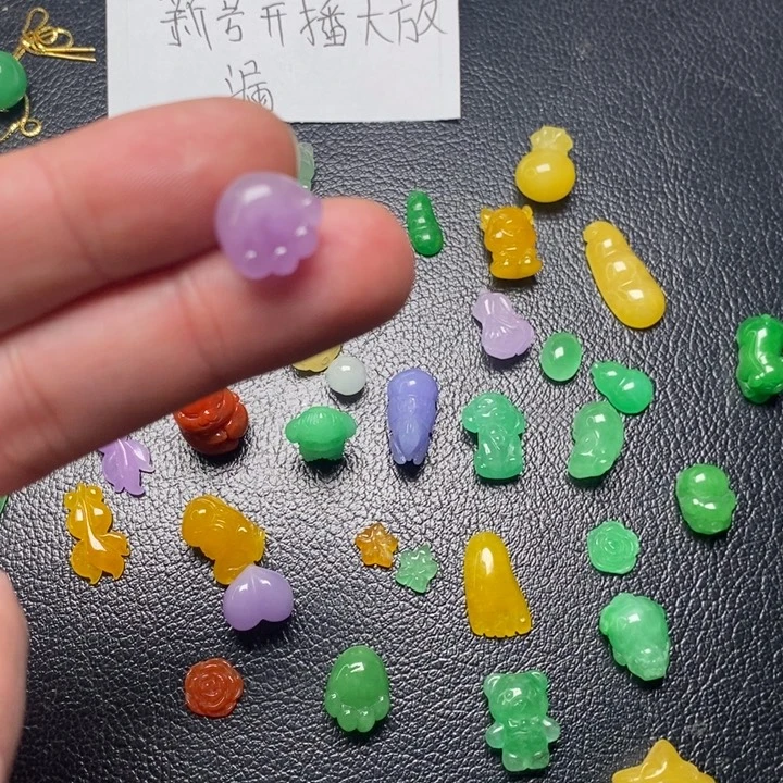 @***方翡翠未镶嵌颈饰挂件