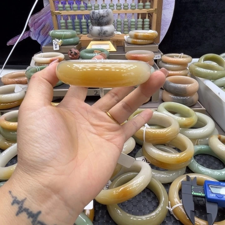 Y***柒石英质玉未镶嵌手镯
