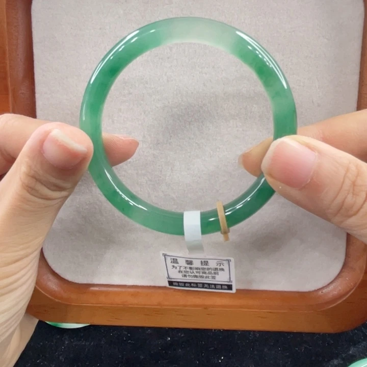 未镶嵌手镯石英质玉（非洲翠）飞*