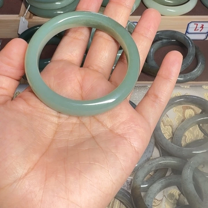 +***呀和田玉未镶嵌手镯