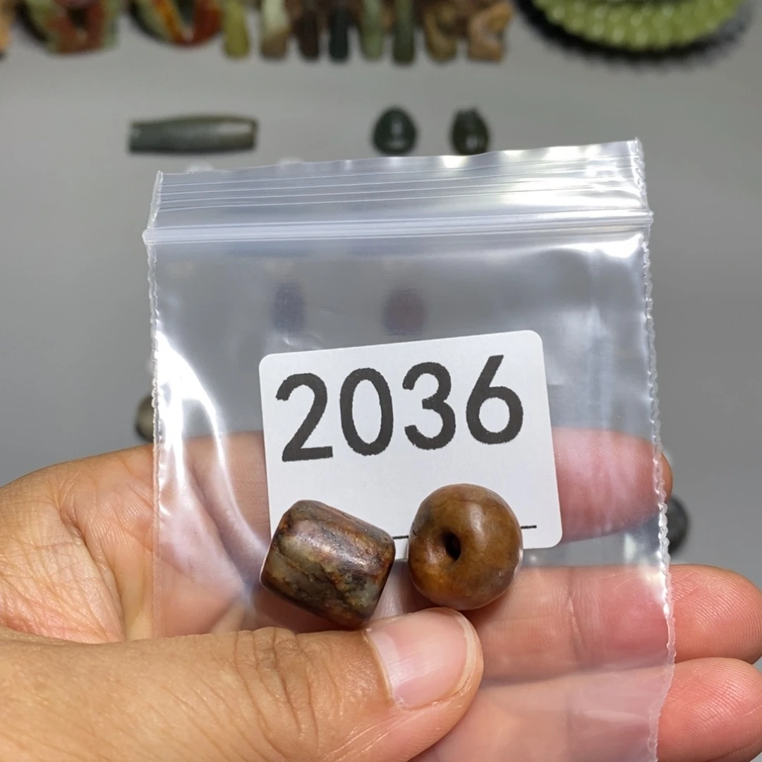 颈饰未镶嵌透闪石质玉宾*