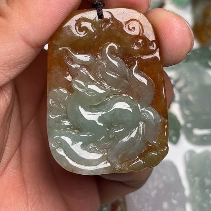 翡翠未镶嵌颈饰九尾狐