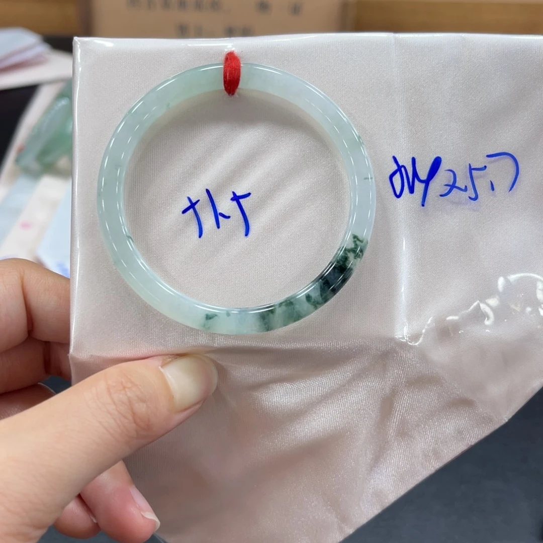 翡翠手镯未镶嵌翡翠