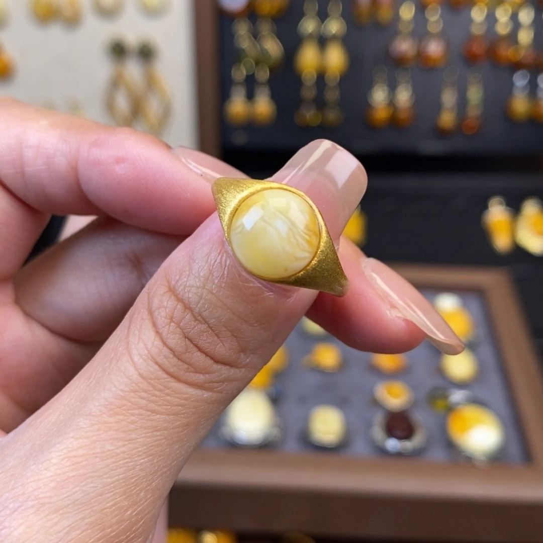 裸石琥珀未镶嵌成品