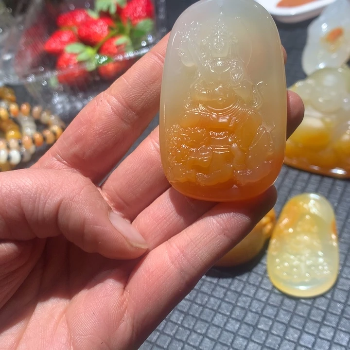 石英质玉（黄龙玉）未镶嵌颈饰