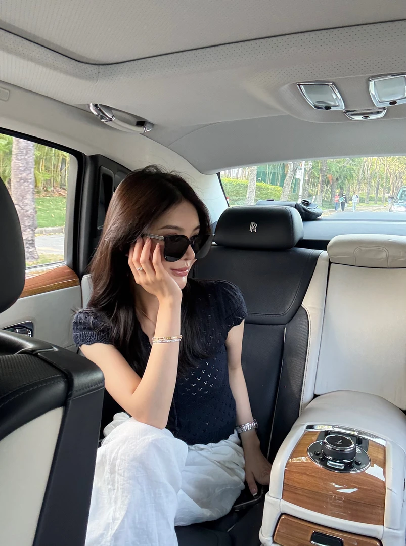 “小飞袖”【岛国进口醋酸】V领蕾丝花边超细针镂空针织 张一琳 G134T