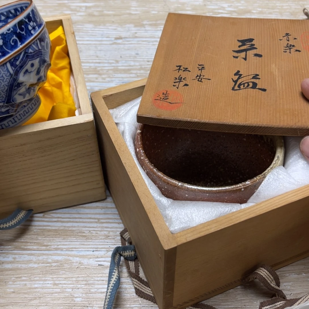 瓷片趣*儿密密麻麻地排列着一个