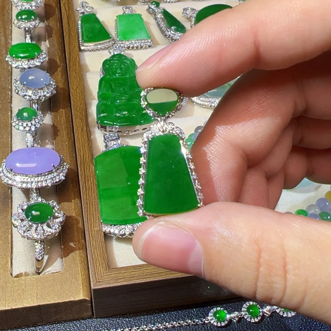 翡翠18K金镶嵌颈饰