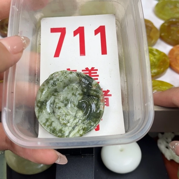 蛇纹石玉足银镀金镶嵌颈饰