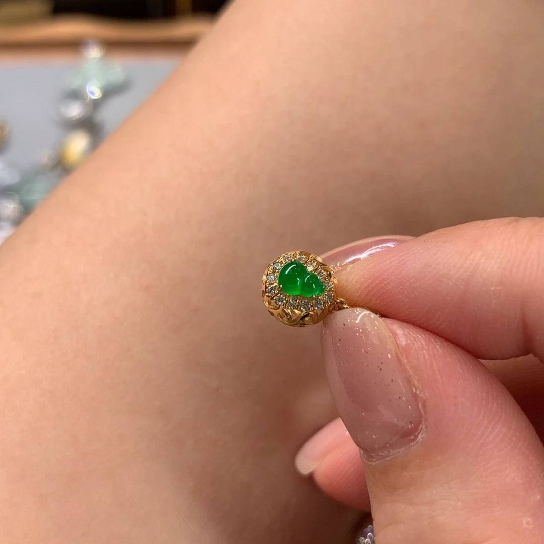 翡翠18K金镶嵌颈饰吊坠