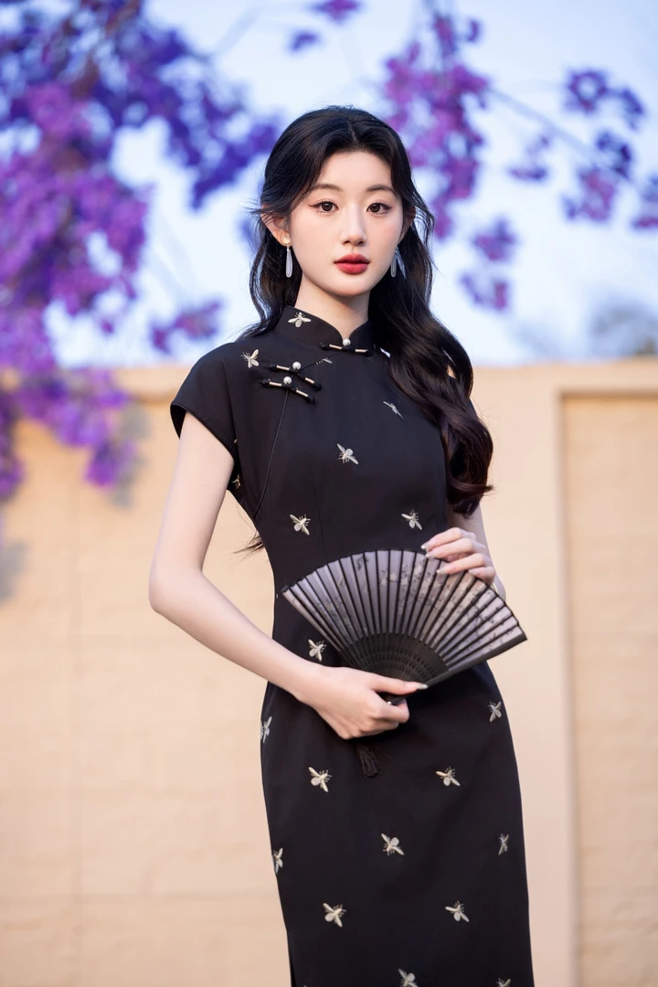 新中式国风旗袍2025新款年轻款蜜蜂刺绣黑色日常修身显瘦优雅改良