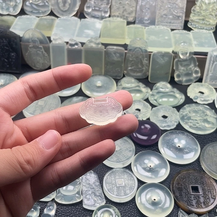 岫玉未镶嵌颈饰平安富贵锁