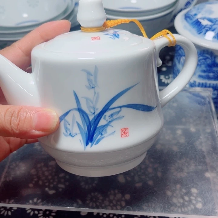 青花玲珑手绘兰花小壶