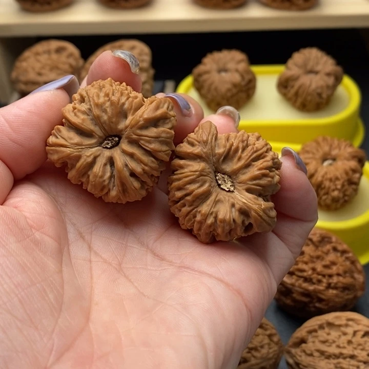 文玩核桃吊坠拉丝凹底顺风耳35尺0456