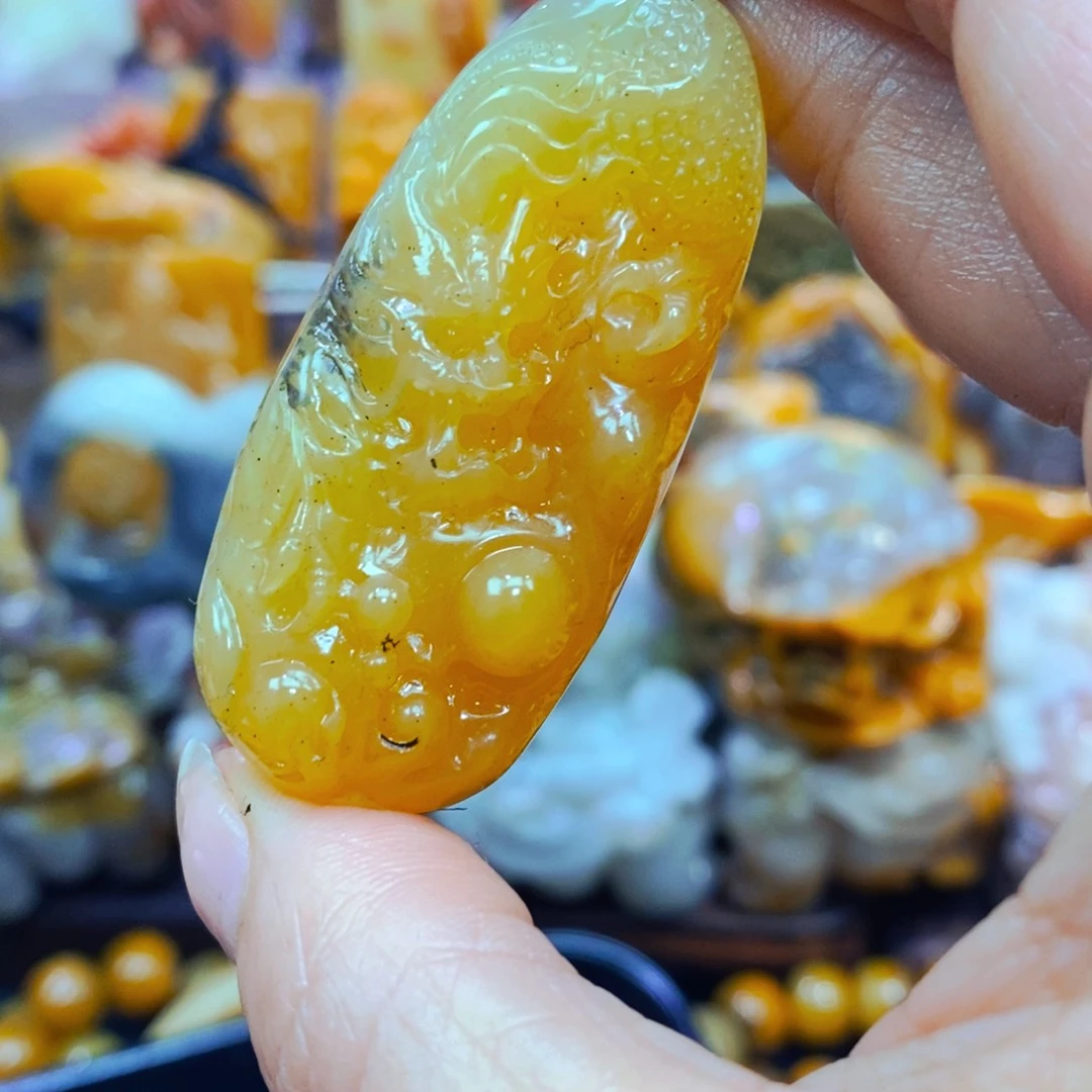 未镶嵌石英质玉（黄龙玉）颈饰