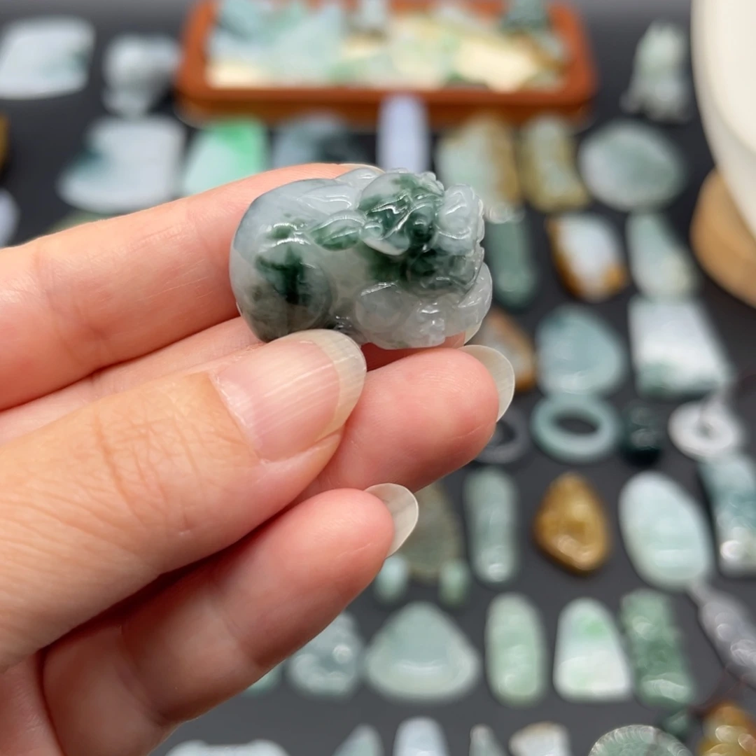 翡翠未镶嵌颈饰貔貅