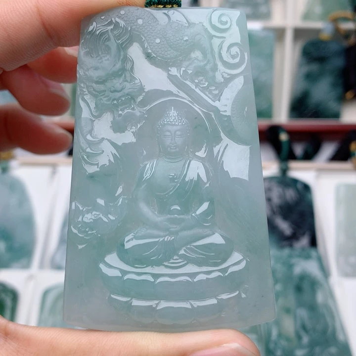 杨***丿翡翠未镶嵌颈饰大日如来