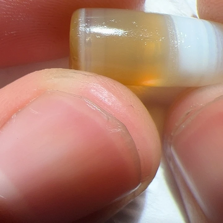 玻璃颈饰在这里的