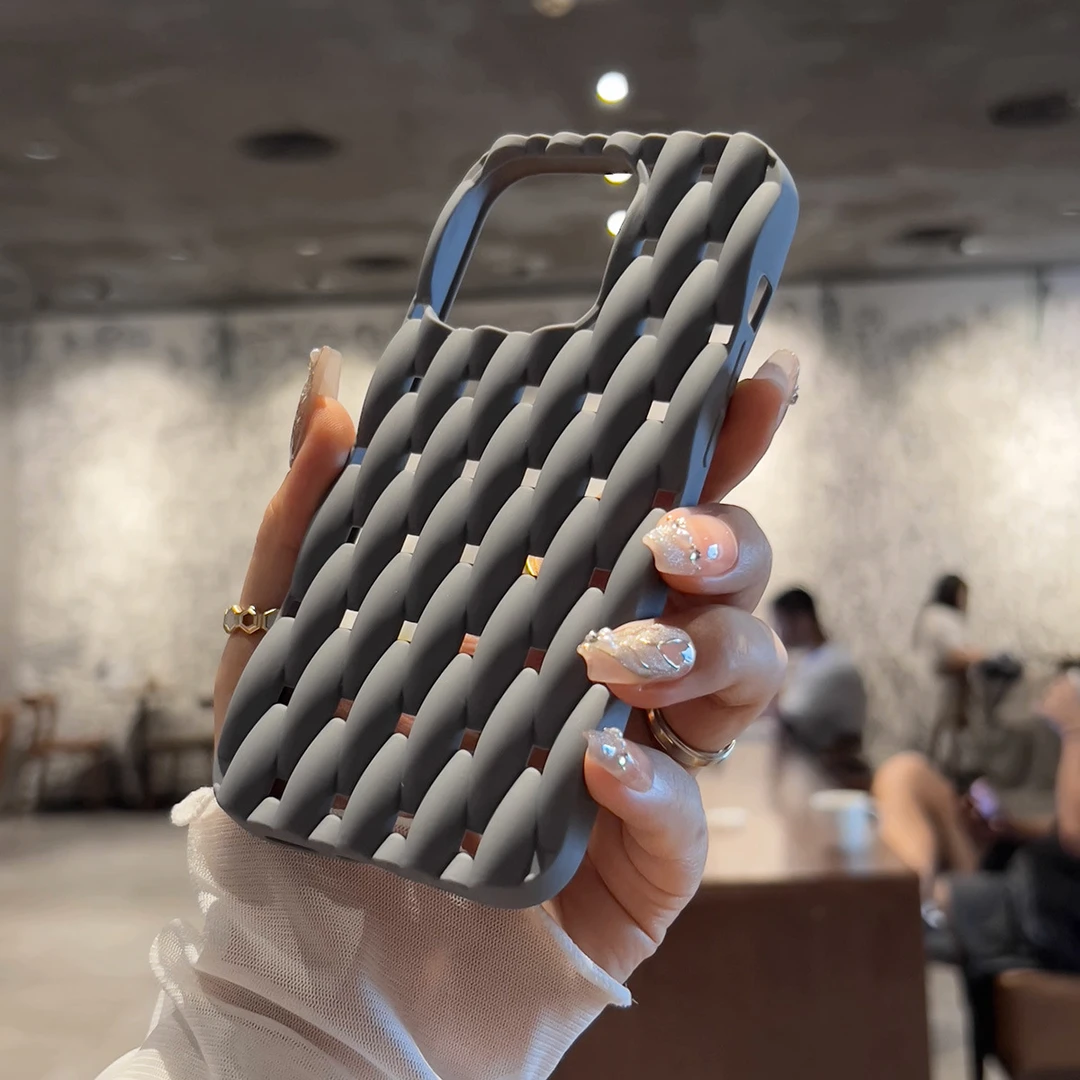 适用iPhone16roMax手机壳编织纹漏空散热苹果14简约12P保护套夏季