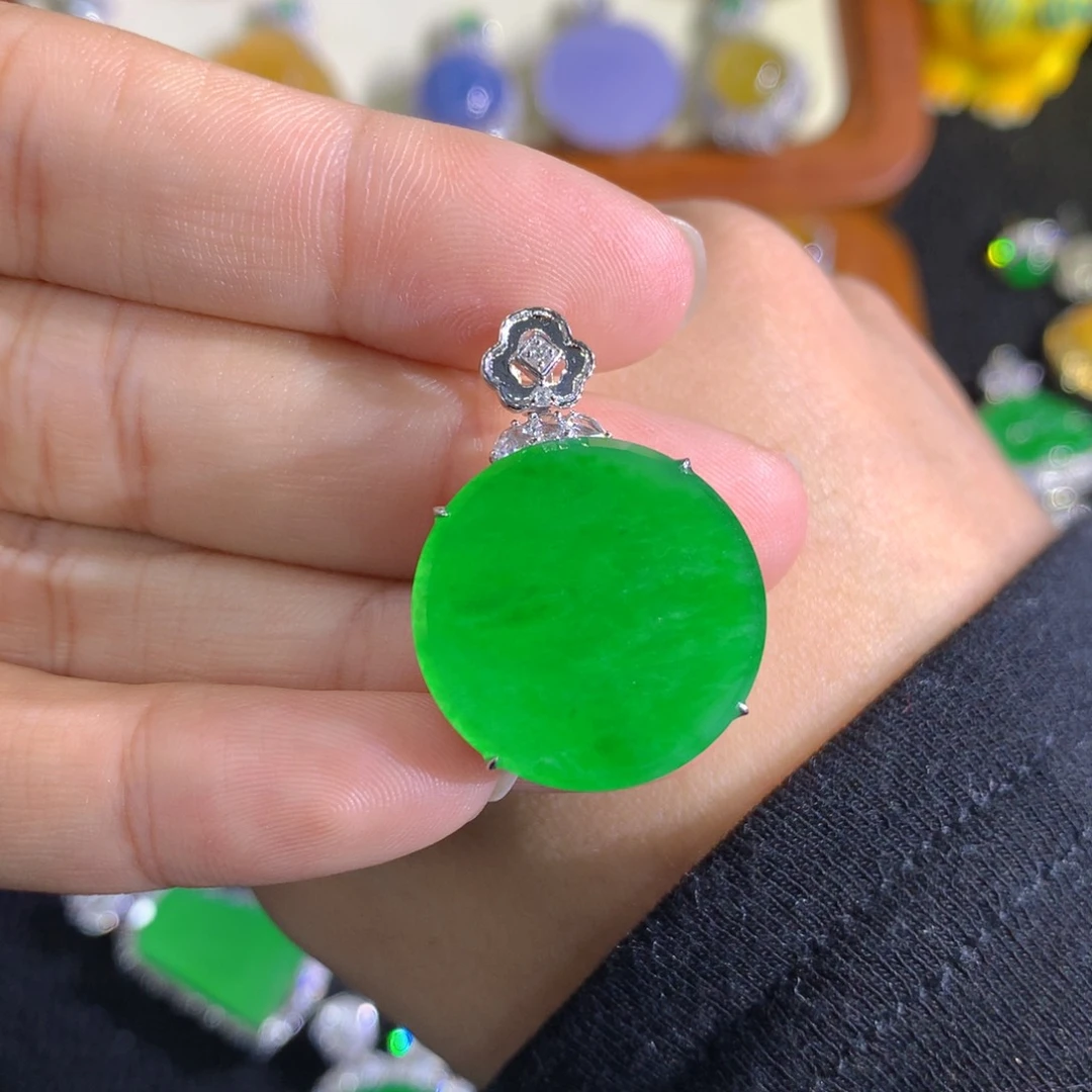 翡翠18K金镶嵌颈饰