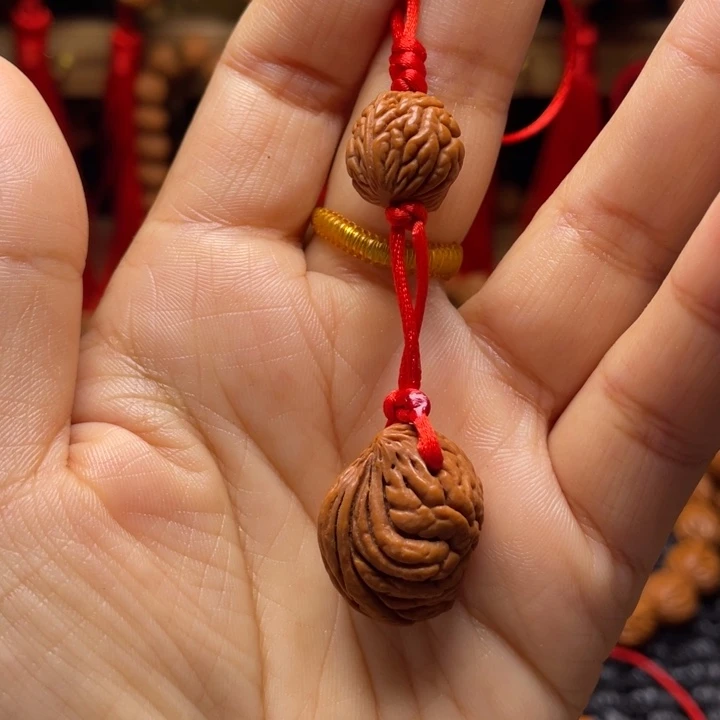 木质类龙纹桃枭挂件