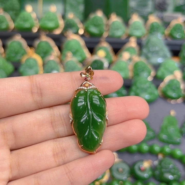 颈饰18K金镶嵌和田玉（碧玉）