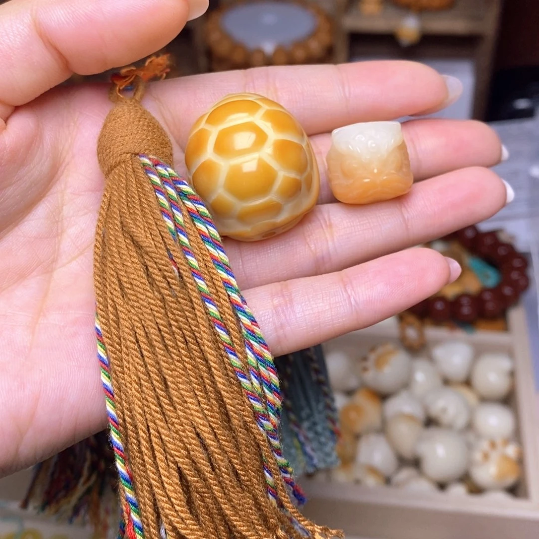 韩***涵猴头核桃吊坠大富甲，醒狮，金流苏