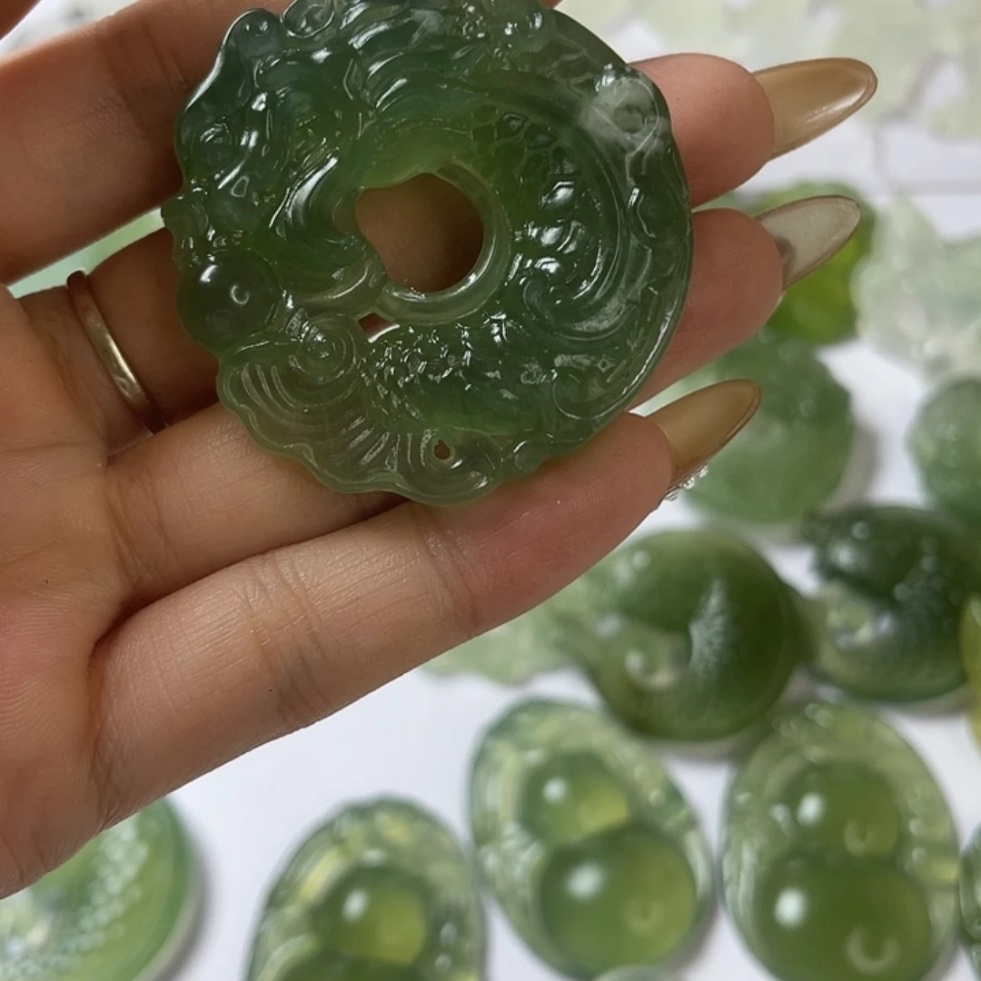 合金蛇纹石玉颈饰生*