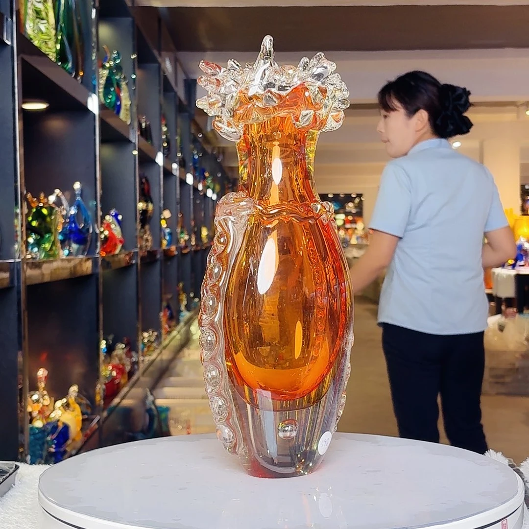 茶宠琉璃塔和塔顶建筑构成