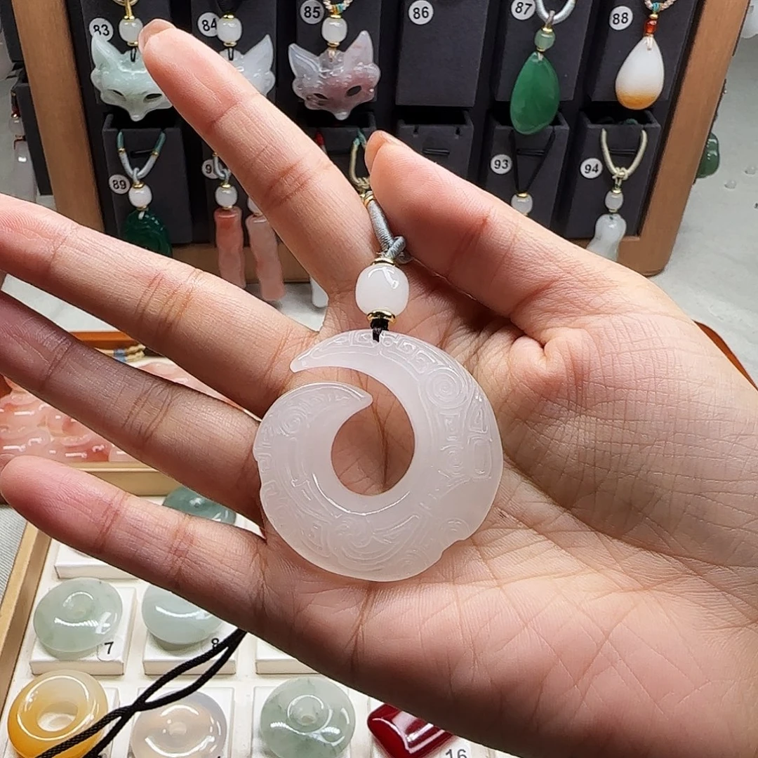 颈饰未镶嵌石英质玉