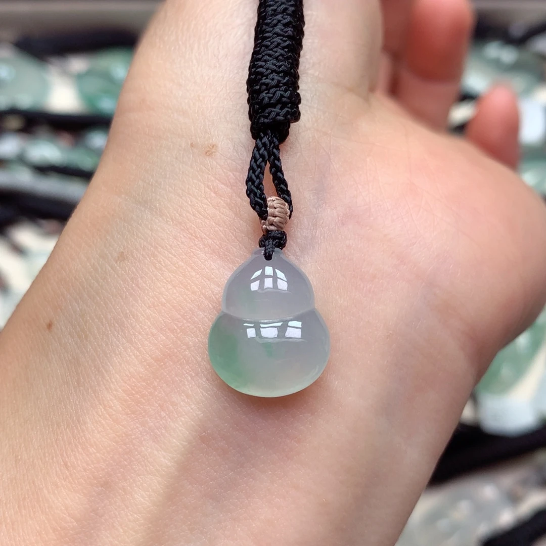 翡翠未镶嵌颈饰葫芦