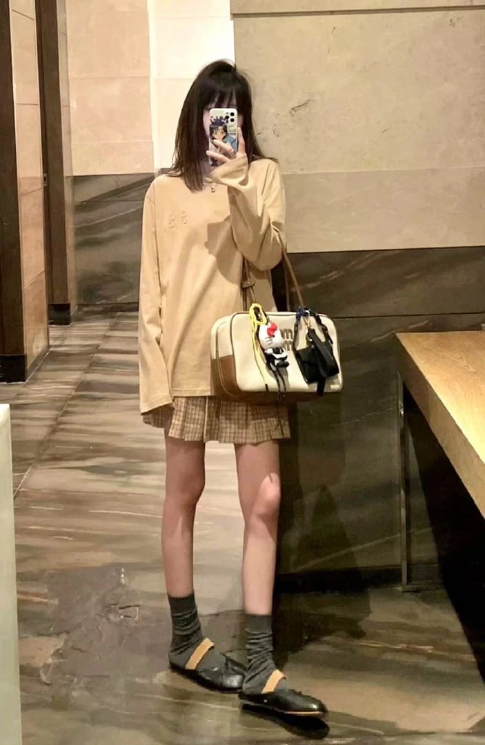 浅棕色千金风刺绣上衣打底衫