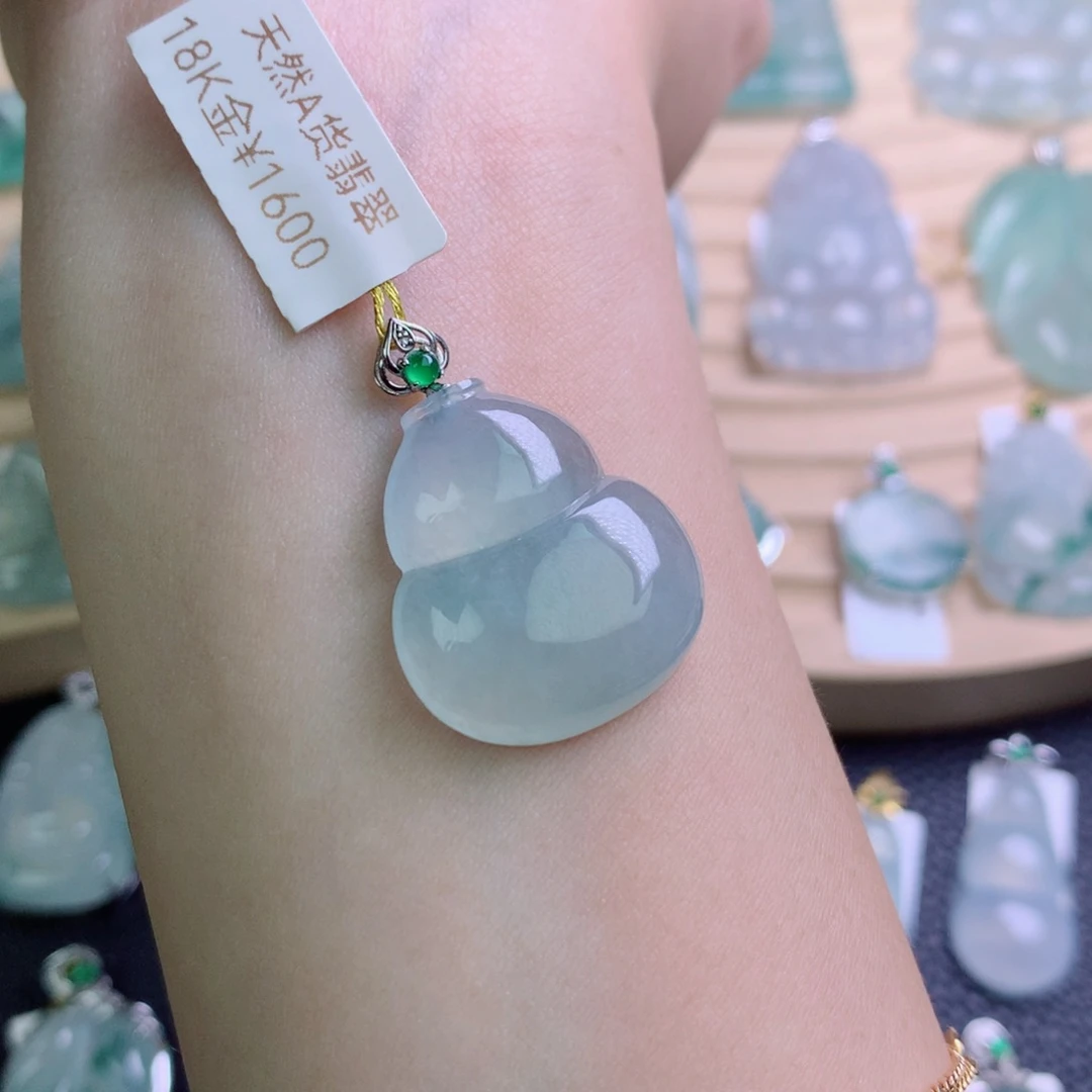 翡翠18K金镶嵌颈饰吊坠