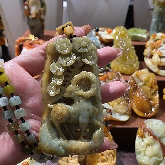 蛇纹石玉未镶嵌颈饰