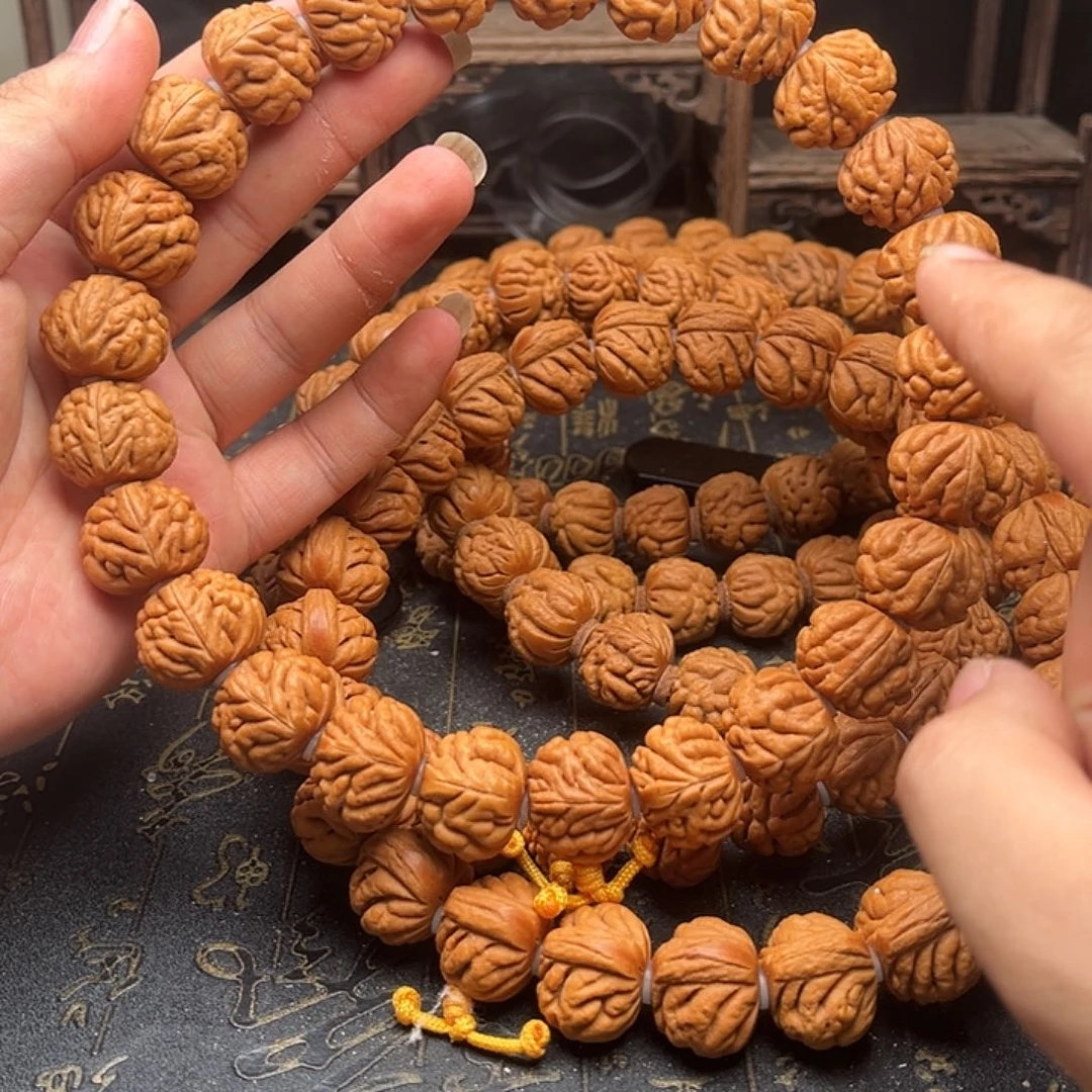 桃核吊坠桃和手持