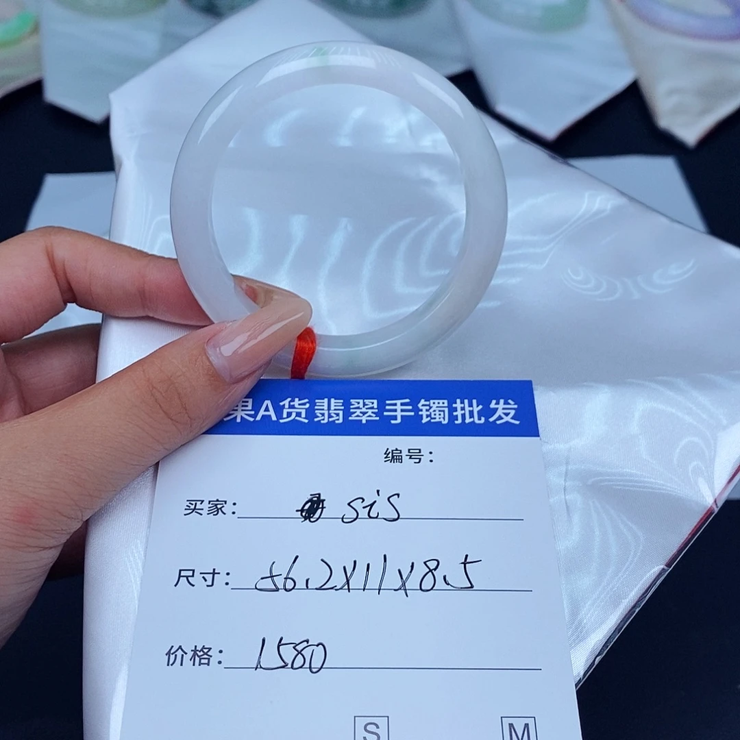 尹***s未镶嵌手镯翡翠百元手镯默认瑕疵