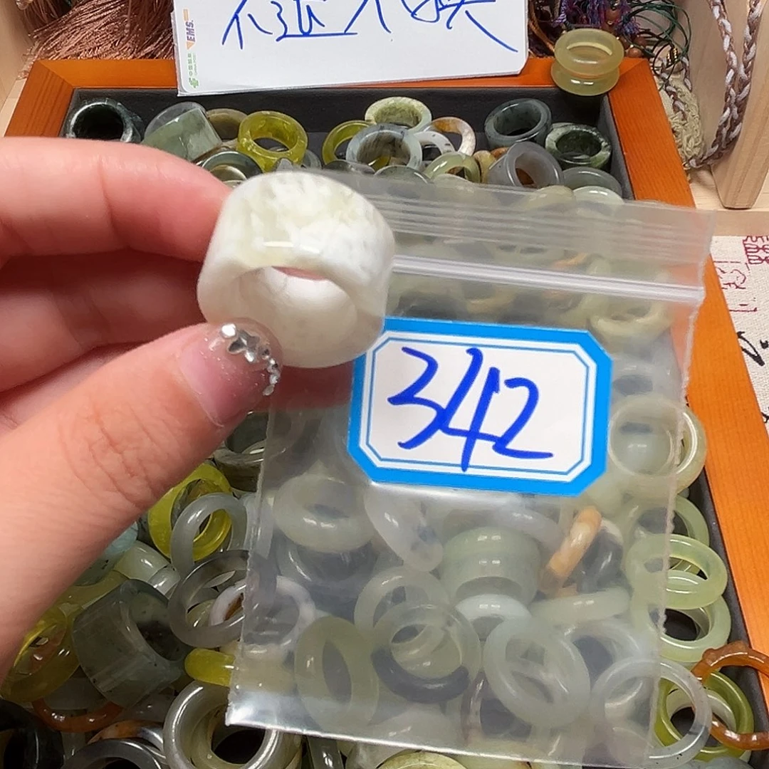 一***花未镶嵌蛇纹石玉珠宝奇石