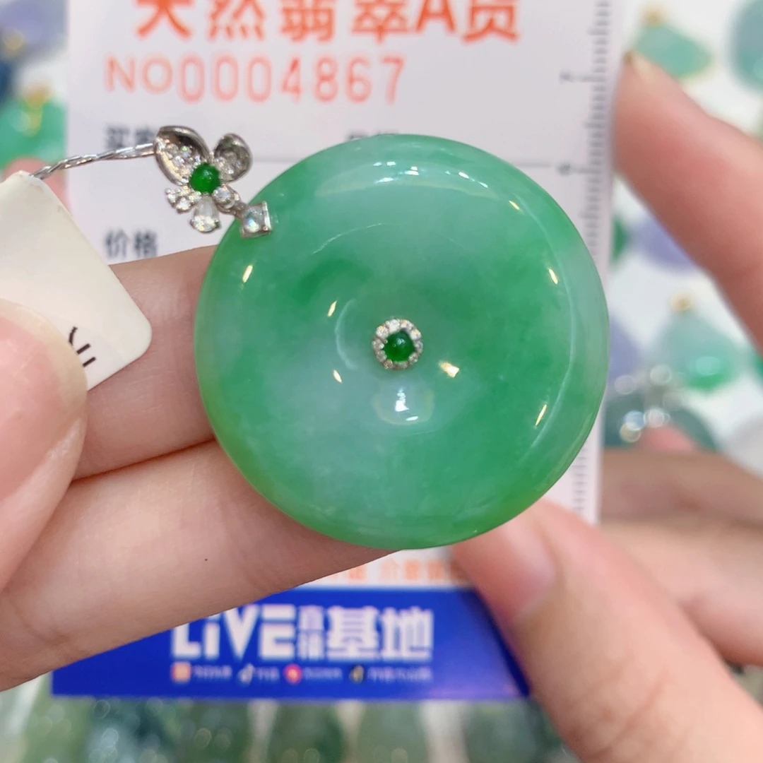 翡翠18K金镶嵌颈饰扣