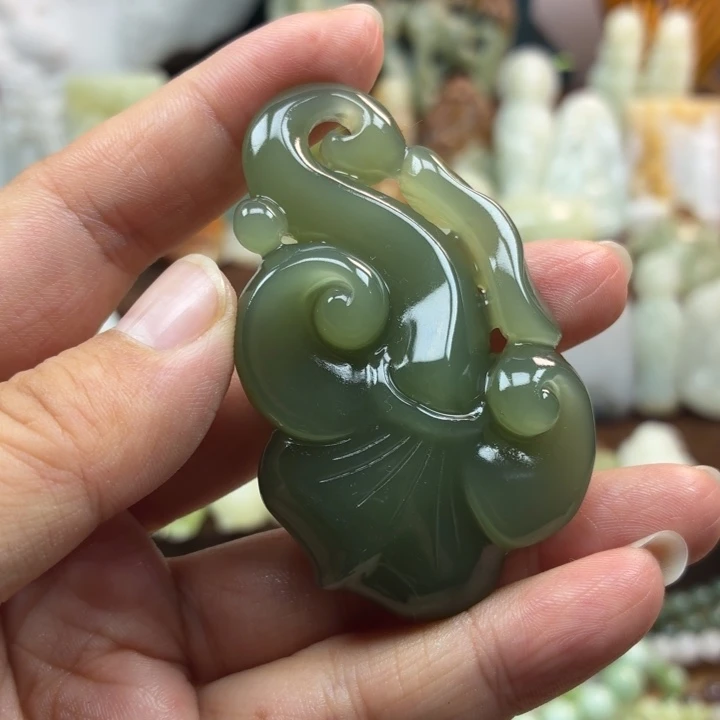 自***K和田玉未镶嵌颈饰