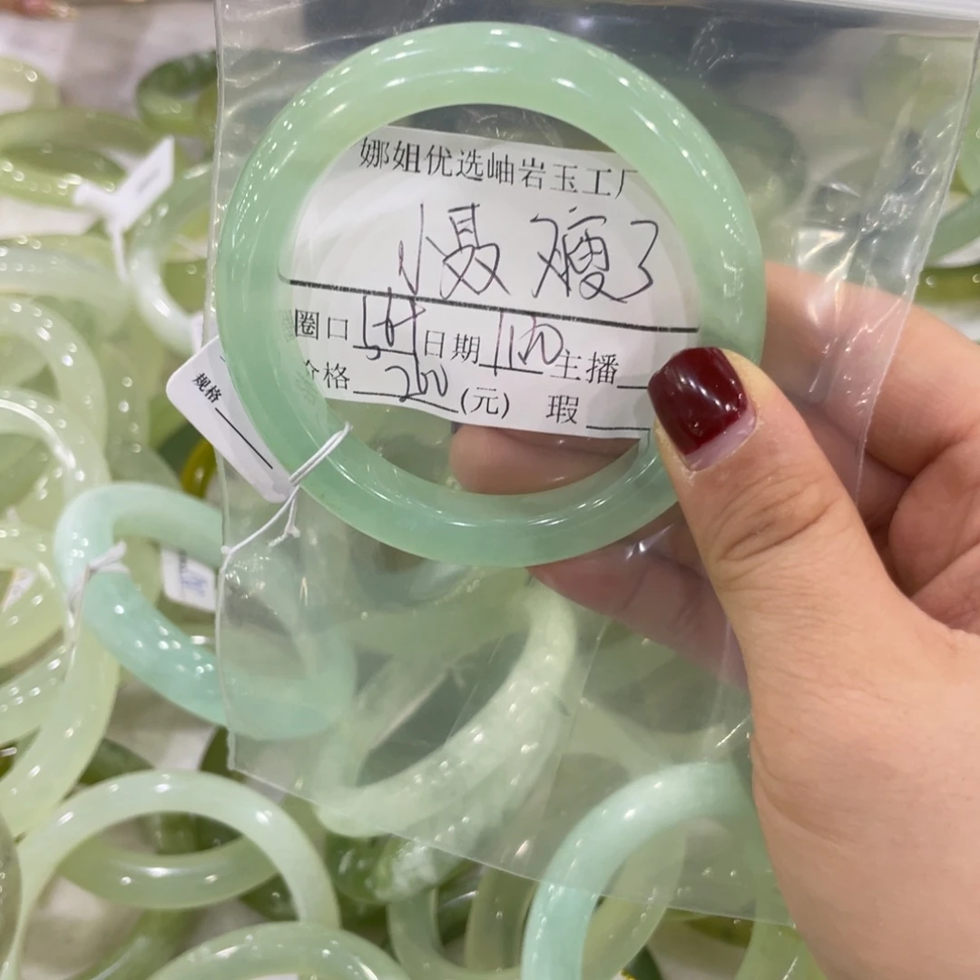 未镶嵌蛇纹石玉颈饰小***了